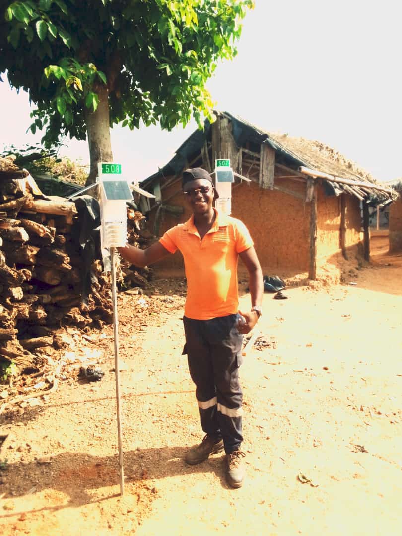 Local resident with Veriground weather station in Dogopié, Côte d'Ivoire