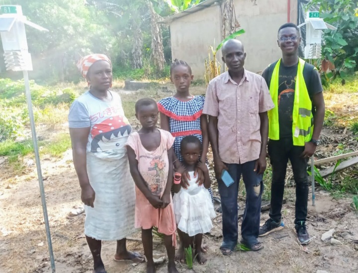 Community members with Veriground station in Gblettia Meagui, Côte d'Ivoire